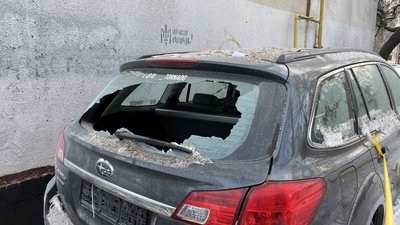 Автівка, пошкоджена через вибух у Салтівському районі Хаокова Автівка, пошкоджена через вибух у Салтівському районі Хаокова