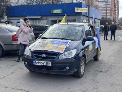 "Перед обміном нас перестали бити", — учасник автопробігу на підтримку полонених у Сумах "Перед обміном нас перестали бити", — учасник автопробігу на підтримку полонених у Сумах