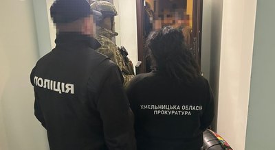 Видавали себе за працівників СБУ та вимагали 65 тисяч доларів: на Хмельниччині викрили трьох людей Видавали себе за працівників СБУ та вимагали 65 тисяч доларів: на Хмельниччині викрили трьох людей