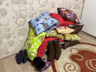 Кролевчанка Любов Пацюк шиє подушки та бурки для українських захисників Кролевчанка Любов Пацюк шиє подушки та бурки для українських захисників