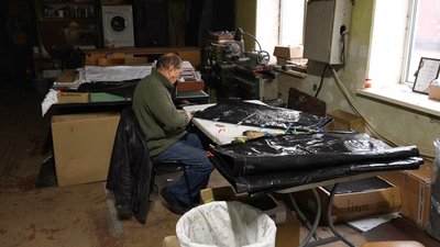 "Робимо це з великою любовʼю": на Кіровоградщині волонтери шиють ноші, сумки й плівки для бліндажів "Робимо це з великою любовʼю": на Кіровоградщині волонтери шиють ноші, сумки й плівки для бліндажів