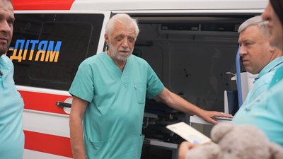 Дитячій лікарні у Сумах волонтери передали реанімобіль Дитячій лікарні у Сумах волонтери передали реанімобіль