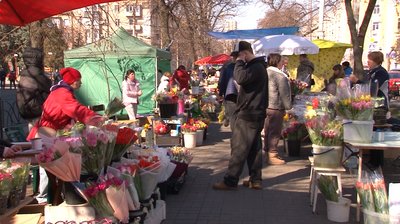 "Мало купляють, бо нема можливості": квітковий ринок до 8 березня в Черкасах "Мало купляють, бо нема можливості": квітковий ринок до 8 березня в Черкасах