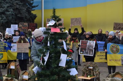 "Щедрик для тих, кого чекаємо". У Чернівцях провели акцію на підтримку військовополонених "Щедрик для тих, кого чекаємо". У Чернівцях провели акцію на підтримку військовополонених