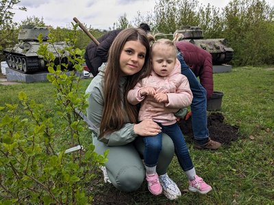 У Житомирі в пам'ять про загиблих військових висадили 22 дерева біля Монументу слави У Житомирі в пам'ять про загиблих військових висадили 22 дерева біля Монументу слави