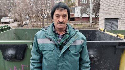 "По 20, 50, 100 гривень у бачках викидають", — вантажник сміттєвоза Сергій Тіторчук "По 20, 50, 100 гривень у бачках викидають", — вантажник сміттєвоза Сергій Тіторчук