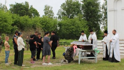 На Чернігівщині поховали двох захисників: Євгена Коваленка та Михайла Висоцького На Чернігівщині поховали двох захисників: Євгена Коваленка та Михайла Висоцького
