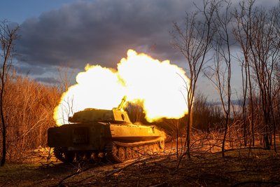 Артилеристи 39 ОБрБО стріляють з САУ "Гвоздика" по російських укріпах на окупованому лівому березі Херсонщини Артилеристи 39 ОБрБО стріляють з САУ "Гвоздика" по російських укріпах на окупованому лівому березі Херсонщини