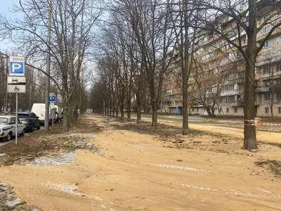 Вода зійшла, деякі авто примерзли: на столичній Борщагівці усувають наслідки аварії на водогоні Вода зійшла, деякі авто примерзли: на столичній Борщагівці усувають наслідки аварії на водогоні