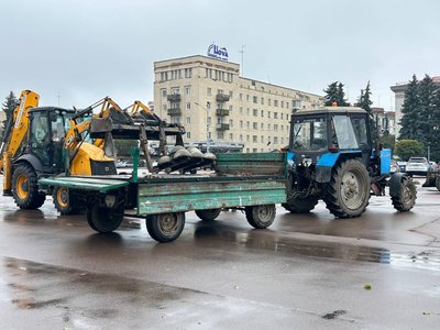 У Житомирі на майдані Соборному за 60 тисяч гривень замінили напівсфери У Житомирі на майдані Соборному за 60 тисяч гривень замінили напівсфери