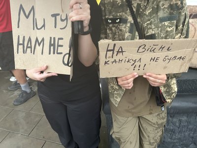 Учасники акції прийшли на неї з плакатами, підписаними власноруч Учасники акції прийшли на неї з плакатами, підписаними власноруч