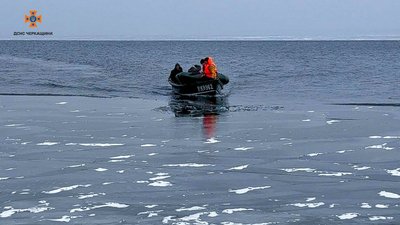 Дрейфували на крижинах: з Дніпра на Черкащині врятували п'ятьох рибалок Дрейфували на крижинах: з Дніпра на Черкащині врятували п'ятьох рибалок