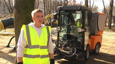 Віталій Салюк працює водієм прибиральної машини, за допомогою якої миють фігури Мазура у сквері імені Тараса Шевченка Віталій Салюк працює водієм прибиральної машини, за допомогою якої миють фігури Мазура у сквері імені Тараса Шевченка