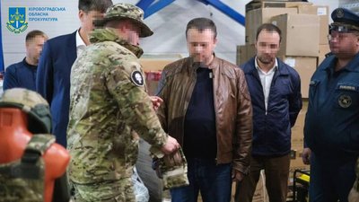 Кіровоградська прокуратура повідомила про підозру у фінансуванні росармії губернатору Новгородської області РФ Кіровоградська прокуратура повідомила про підозру у фінансуванні росармії губернатору Новгородської області РФ