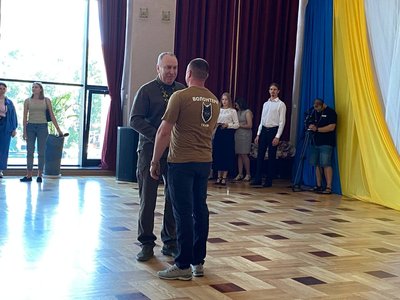"Ми боремось за право жити": до Дня Конституції України черкащанам вручили нагороди "Ми боремось за право жити": до Дня Конституції України черкащанам вручили нагороди