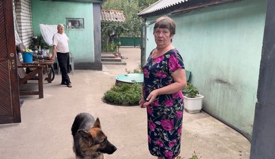 Подружжя Леонід та Валентина на подвір'ї біля свого будинку Святогорівка Донецька область 14 серпня 2025 рік Подружжя Леонід та Валентина на подвір'ї біля свого будинку Святогорівка Донецька область 14 серпня 2025 рік