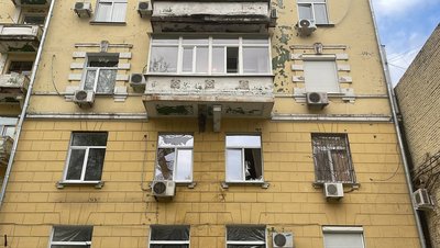 "Я дружину обійняв просто і застигли". Наслідки атаки на середмістя Дніпра "Я дружину обійняв просто і застигли". Наслідки атаки на середмістя Дніпра