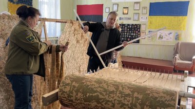 Економить час та кошти: в Умані волонтери зробили станок, що полегшить виготовлення маскувальних сіток Економить час та кошти: в Умані волонтери зробили станок, що полегшить виготовлення маскувальних сіток