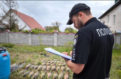 Правоохоронець поруч із вилученою рибою