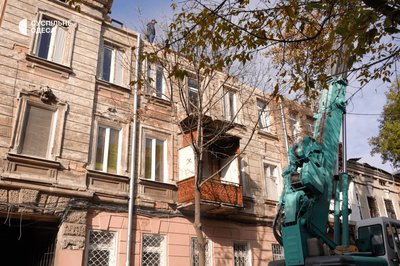 "Пройшли дощі – воно не висихає": як живуть мешканці пошкодженого "шахедом" будинку в Одесі