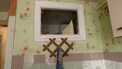 Падіння БПЛА в житловий будинок у Жмеринці: люди ремонтують свої помешкання Падіння БПЛА в житловий будинок у Жмеринці: люди ремонтують свої помешкання