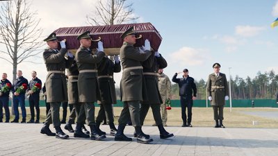 Тіло невідомого солдата привезли з Рівненщини на Київщину для поховання Тіло невідомого солдата привезли з Рівненщини на Київщину для поховання