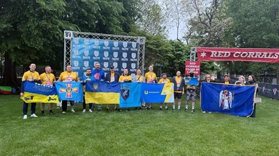 Українські військові пробігли Soldier Field 10 у Чикаго як символ солідарності України та США Українські військові пробігли Soldier Field 10 у Чикаго як символ солідарності України та США
