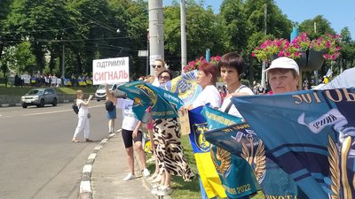"Вірю, молюсь, чекаю": сум'яни вийшли на акцію підтримки бійців, що перебувають у полоні "Вірю, молюсь, чекаю": сум'яни вийшли на акцію підтримки бійців, що перебувають у полоні