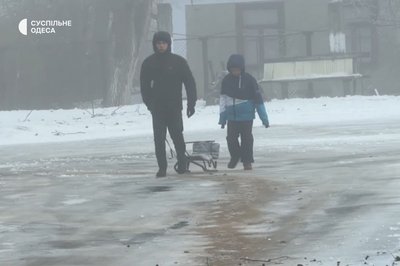 Без світла, води та звʼязку: як жителі на Одещині переживають наслідки негоди Без світла, води та звʼязку: як жителі на Одещині переживають наслідки негоди