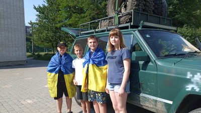 Для збору грошей на позашляховик діти провели благодійний ярмарок Для збору грошей на позашляховик діти провели благодійний ярмарок