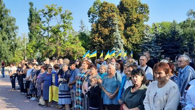 Підняли жовто-синій стяг, поклали квіти до пам'ятних знаків. У Кропивницькому відзначили День прапора Підняли жовто-синій стяг, поклали квіти до пам'ятних знаків. У Кропивницькому відзначили День прапора