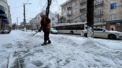 Снігопад у Кропивницькому: майже 300 комунальників вийшли на прибирання вулиць та доріг Снігопад у Кропивницькому: майже 300 комунальників вийшли на прибирання вулиць та доріг