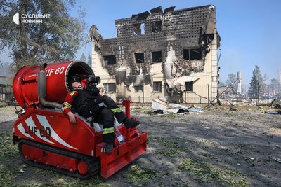 Втомлений рятувальник спить у селі Мила неподалік епіцентру пожежі і детонації на військових складах після російської атаки безпілотниками. Київщина, 29 серпня 2026 року Втомлений рятувальник спить у селі Мила неподалік епіцентру пожежі і детонації на військових складах після російської атаки безпілотниками. Київщина, 29 серпня 2026 року