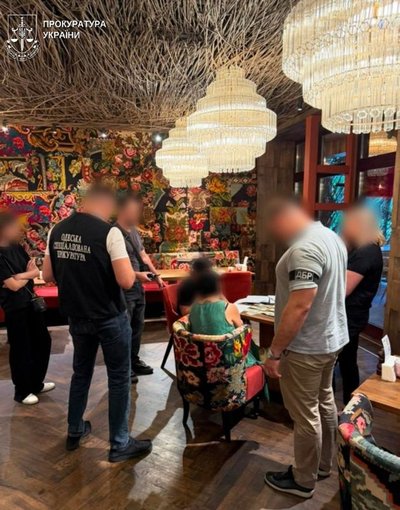 В Одесі працівницю РТЦК та СП підозрюють у вимаганні 11 тис доларів за відстрочку