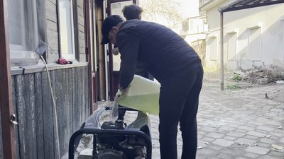 Друга доба без електрики, води та опалення: як херсонці живуть в умовах блекауту Друга доба без електрики, води та опалення: як херсонці живуть в умовах блекауту