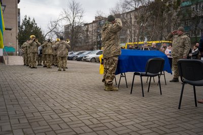 "Він не кинув автомат, щоб не загинули люди". У місті Самар попрощалися з військовим, який загинув на Курщині
