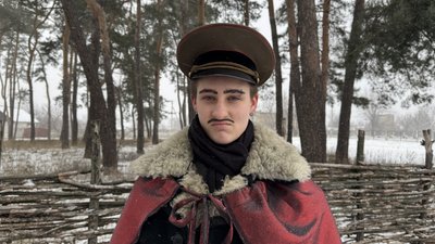 Сашко Польовик в образі Ірода під час вертепу у Безруках, грудень 2025 року Сашко Польовик в образі Ірода під час вертепу у Безруках, грудень 2025 року