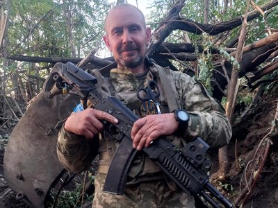 "Найтяжче — віддавати накази, бо знаєш: хтось може не повернутися». Історія 55-річного бійця на псевдо "Дід" "Найтяжче — віддавати накази, бо знаєш: хтось може не повернутися». Історія 55-річного бійця на псевдо "Дід"