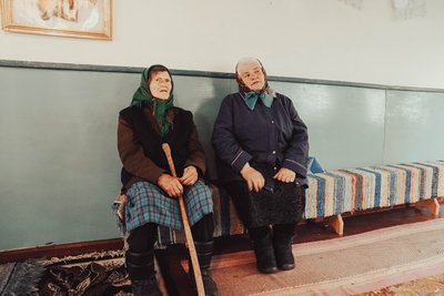 Катають яйця на могилах, кладуть цукерки й паски біля поховань та моляться: як відзначають Проводи на Сумщині Катають яйця на могилах, кладуть цукерки й паски біля поховань та моляться: як відзначають Проводи на Сумщині