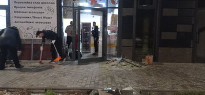 "Стався вибух – все завалилося, мене привалило стелажем": очевидці про наслідки вечірньої атаки РФ на Запоріжжя "Стався вибух – все завалилося, мене привалило стелажем": очевидці про наслідки вечірньої атаки РФ на Запоріжжя