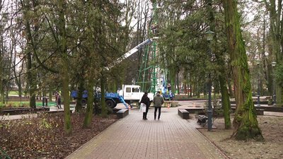 Локаційно новорічну ялинку встановлюють у сквері імені Т. Г. Шевченка Локаційно новорічну ялинку встановлюють у сквері імені Т. Г. Шевченка
