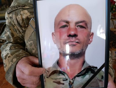 У Хмельницькому попрощалися із загиблими воїнами Анатолієм Волошиним та Романом Семенчуком У Хмельницькому попрощалися із загиблими воїнами Анатолієм Волошиним та Романом Семенчуком