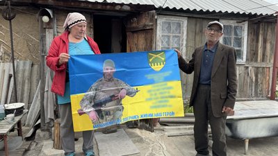 Подружжя тримають прапор зі світлиною їх старшого сина Євгена, який зник безвісти у липні 2024 року на Харківщині на кордоні з Росією Подружжя тримають прапор зі світлиною їх старшого сина Євгена, який зник безвісти у липні 2024 року на Харківщині на кордоні з Росією