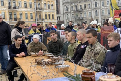 "Військовополонені" за столом. Акція "Різдво у полоні" "Військовополонені" за столом. Акція "Різдво у полоні"