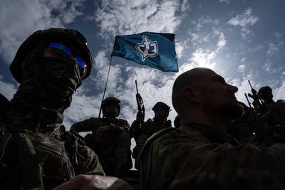 Бійці Російського добровольчого корпусу на бронетранспортері недалеко від російського кордону в Сумській області, 24 травня 2023 року Бійці Російського добровольчого корпусу на бронетранспортері недалеко від російського кордону в Сумській області, 24 травня 2023 року