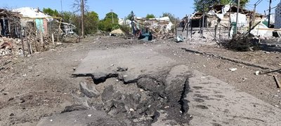 Зруйнована дорога через авіаудар по Боровій Зруйнована дорога через авіаудар по Боровій