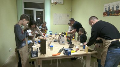 "Добра майстерня": у Вінниці діти захисників навчаються деревообробки