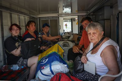 Евакуація у Херсоні: як мешканці мікрорайону Корабел облаштовуються у тимчасових притулках Евакуація у Херсоні: як мешканці мікрорайону Корабел облаштовуються у тимчасових притулках