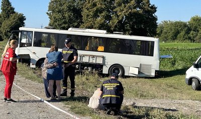 На Хмельниччині пасажирський автобус потрапив в ДТП: загинули 12-річна дитина та дорослий На Хмельниччині пасажирський автобус потрапив в ДТП: загинули 12-річна дитина та дорослий