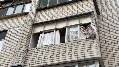 Поцілили у багатоповерхівки у Центральному районі Херсона. Очевидці російських атак дронами типу "Молнія" про наслідки Поцілили у багатоповерхівки у Центральному районі Херсона. Очевидці російських атак дронами типу "Молнія" про наслідки